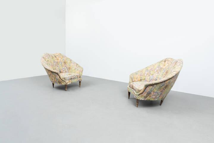 FEDERICO MUNARI: FEDERICO MUNARICoppia di poltrone con imbottitura rivestita in tessuto a fiori, gambe in legno.Anni '50cm 78x94x80