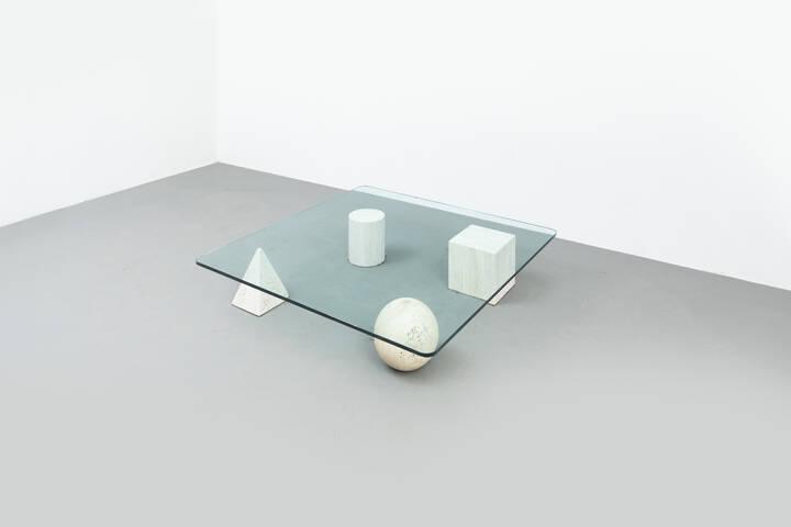 LELLA E MASSIMO VIGNELLI: LELLA E MASSIMO VIGNELLITavolino mod. MetaforaBasi geometriche in marmo bianco, piano in vetro trasparente.Prod. Casigliani 1979cm 27,5x130x130