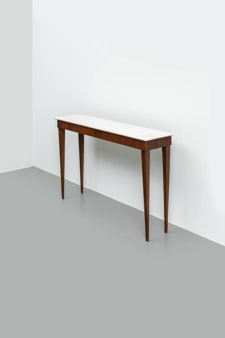 PRODUZIONE ITALIANA: PRODUZIONE ITALIANA Console in legno di noce con piano in marmo. Anni '50 cm 79x118x30