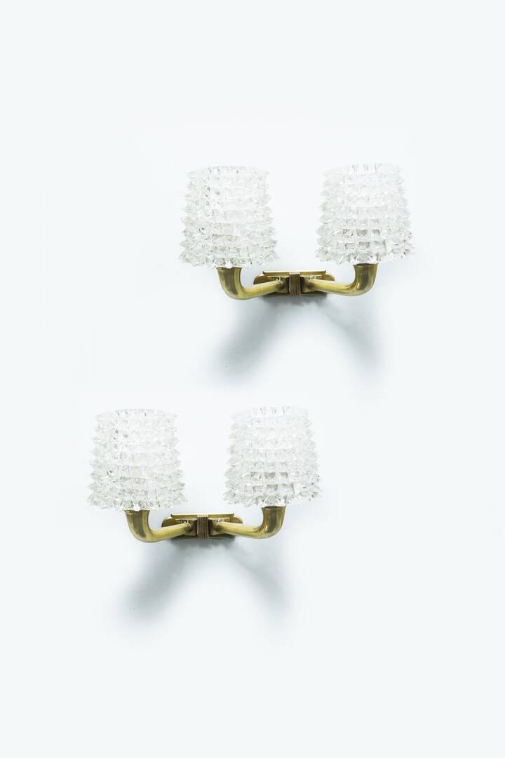 ERCOLE BAROVIER: ERCOLE BAROVIER Coppia di appliques in ottone con diffusori in vetro rostrato. Anni '40 cm 23x34