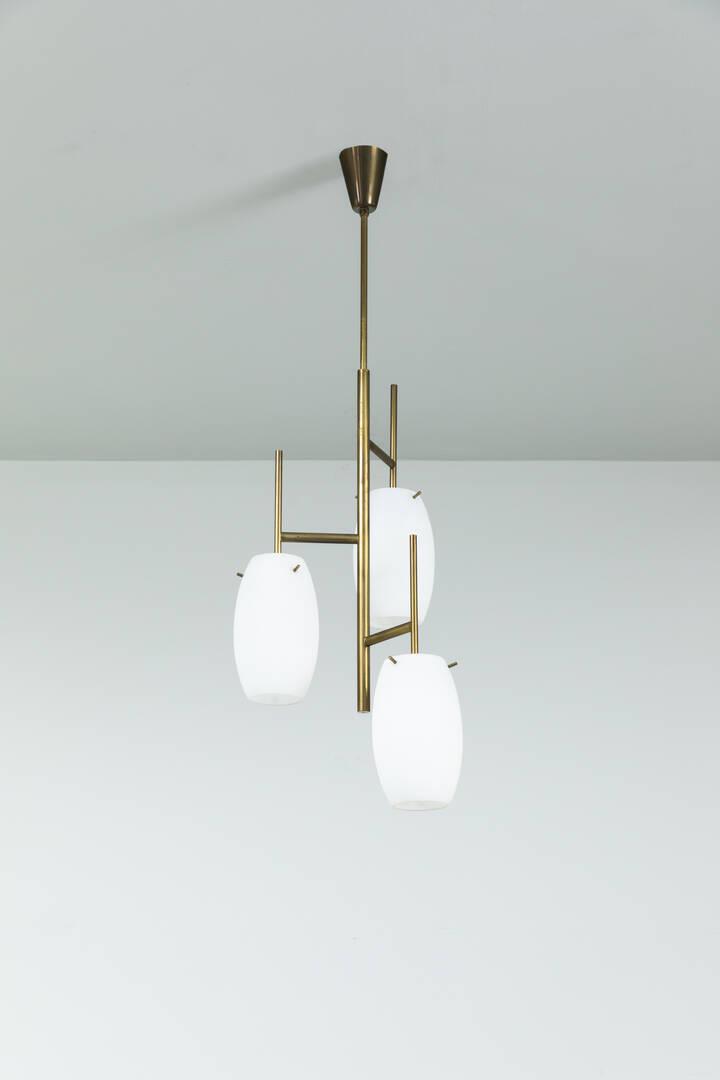 ANGELO LELII: ANGELO LELIILampadario in ottone lucido e diffusori in vetro duplex opal bianco.Prod. Arredoluce anni '50h cm 100Bibl.: A. Pansera, A. Padoan, A. Palmaghini, Arredoluce. Catalogo ragionato 1943-1987,