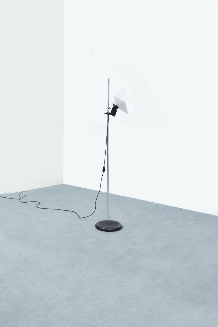 JOE COLOMBO: JOE COLOMBOLampada da terra mod.TriedoFusto e diffusore orientabile in metallo verniciato.Prod. Stilnovo anni '70h cm 165