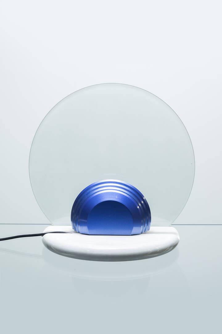 BRUNO GECCHELIN: BRUNO GECCHELINLampada mod. GongDiffusore in vetro satinato temperato, portalampada in alluminio verniciato, base in marmo.Prod. Skipper 1981.h cm 46, diam. cm 48,5Bibl.: www.studiogecchelin.it