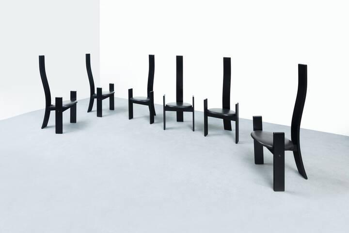 VICO MAGISTRETTI: VICO MAGISTRETTISei sedie mod. GolemStruttura in faggio massiccio laccato nero, seduta imbottita rivestita in pelle.Prod. Poggi 1969.cm 127x50x47Bibl.: Giuliana Gramigna, "Repertorio 1950-1980", Monda