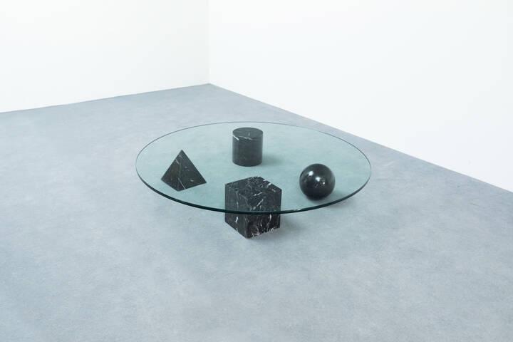 LELLA E MASSIMO VIGNELLI: LELLA E MASSIMO VIGNELLITavolino mod. MetaforaBasi geometriche in marmo nero, piano in vetro trasparente.Prod. Casigliani 1979cm 27,5x130x130