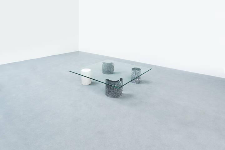 CASIGLIANI: CASIGLIANITavolino con elementi in marmo a forme geometriche piano in vetro.Anni '70 cm 25x100x100