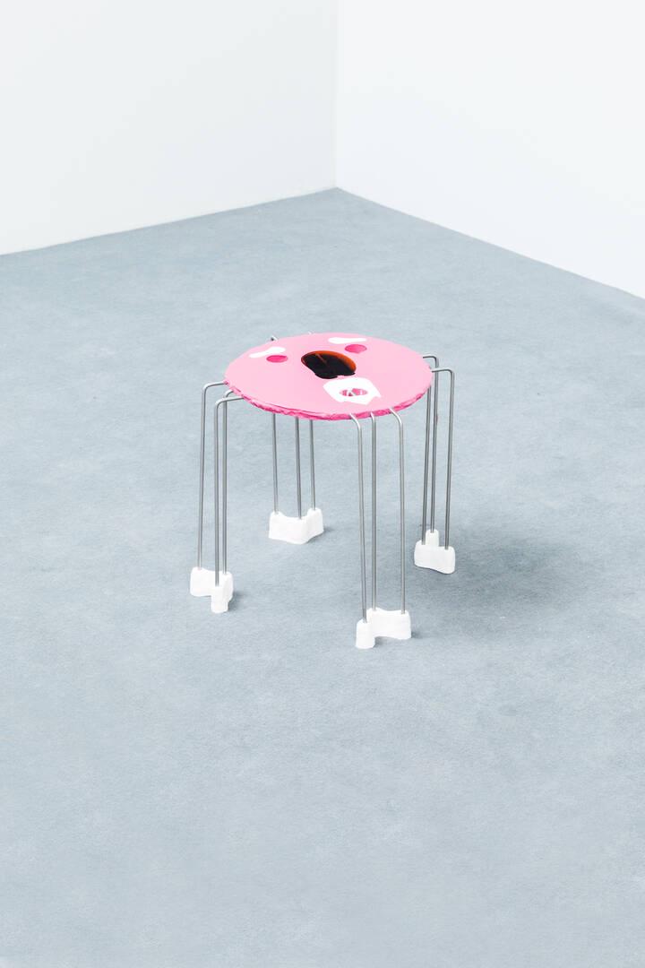 GAETANO PESCE: GAETANO PESCETavolino della serie Triple PalyTop in resina rigida, struttura in acciaio inox, piedi in resina flessibile. Firmato, marcato e numerato 25/2021Prod. Fish Design su disegno del 1995cm 36x