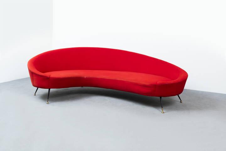 FEDERICO MUNARI: FEDERICO MUNARIDivano curvo con imbottitura rivestita in tessuto, gambe in metallo verniciato, piedi in ottone.Anni '50cm 78x250x85