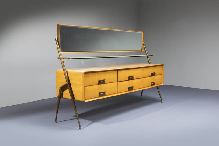 SILVIO CAVATORTA: SILVIO CAVATORTA Mobile contenitore in legno d'acero, ottone nichelato e piano in vetro. Anni '50 cm 118x187x49