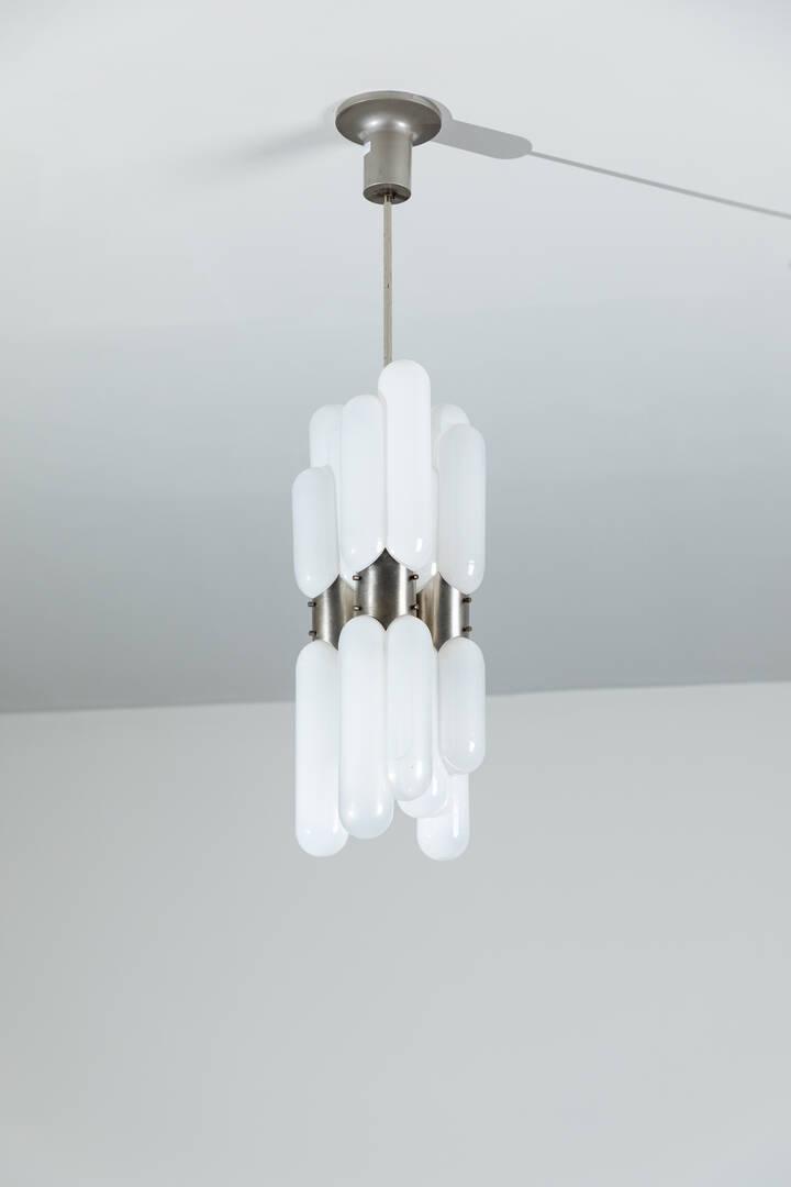 CARLO NASON: CARLO NASON Lampadario in metallo cromato, diffusori in vetro opalino h cm 57