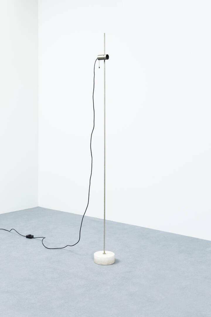 TITO AGNOLI: TITO AGNOLILampada da terra mod. 387Stelo in acciaio, base in travertino.Prod. Oluce di Giuseppe Ostuni anni '60h cm 193Bibl.: Giuliana Gramigna, "Repertorio 1950-1980", Mondadori, 1985, pag. 87