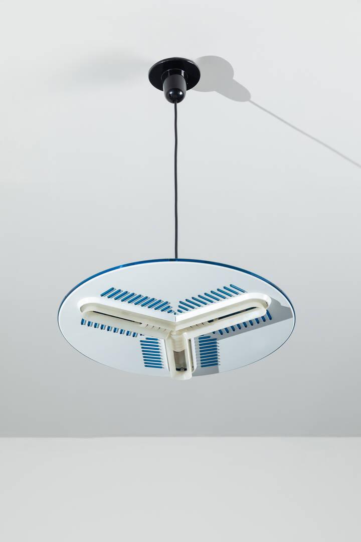 MIRANDA SANTIAGO PERRY KING: MIRANDA SANTIAGO PERRY KINGLampadario mod. Tris TrasVetro smerigliato, acciaio tubolare cromato.Prod. Arteluce1986diam cm 50Scatola originaleBibl.: Giuliana Gramigna, "Repertorio del Design Italiano19