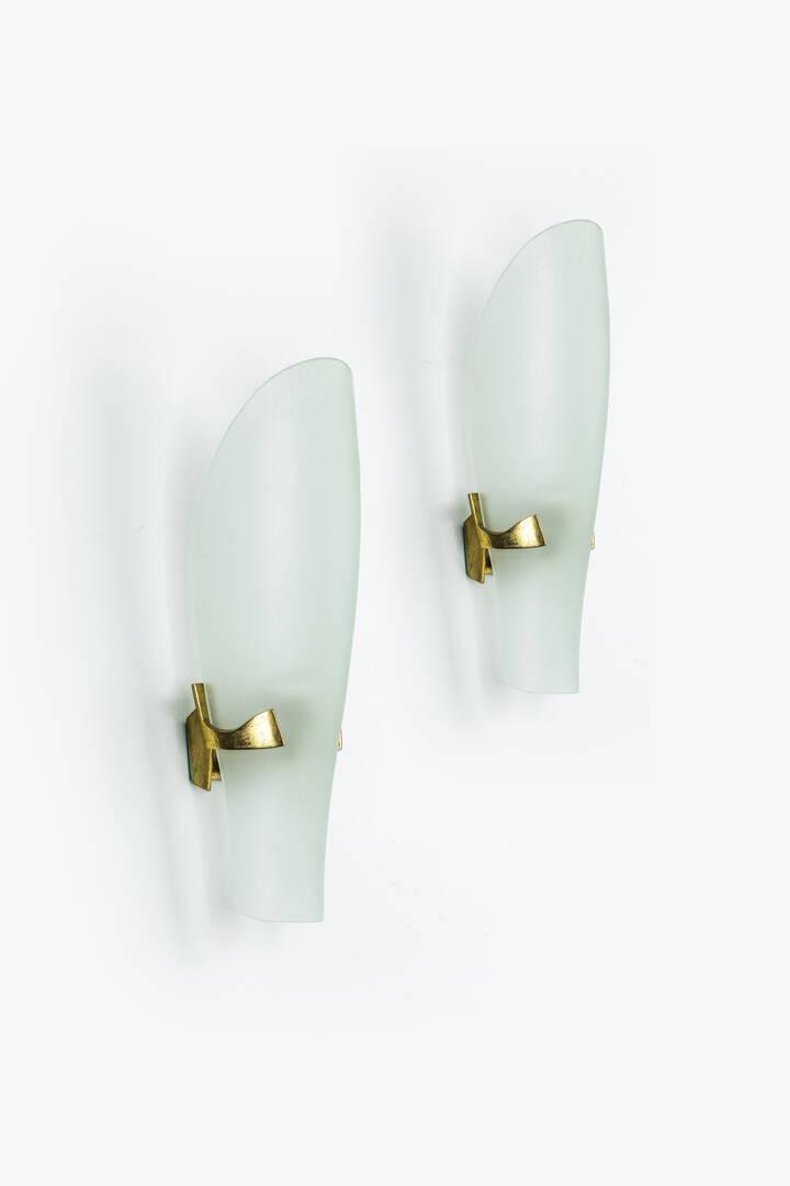 MAX INGRAND: MAX INGRANDCoppia di lampade a muro con supporti in ottone, diffusori in vetro smerigliato.Anni '50cm 41x14