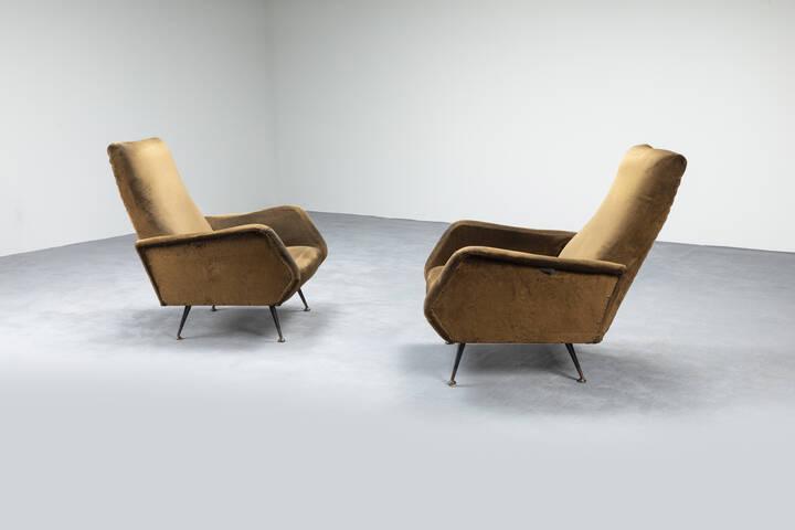 PRODUZIONE ITALIANA: PRODUZIONE ITALIANACoppia di poltrone con imbottitura rivestita in velluto.Anni '50cm 86x67x80