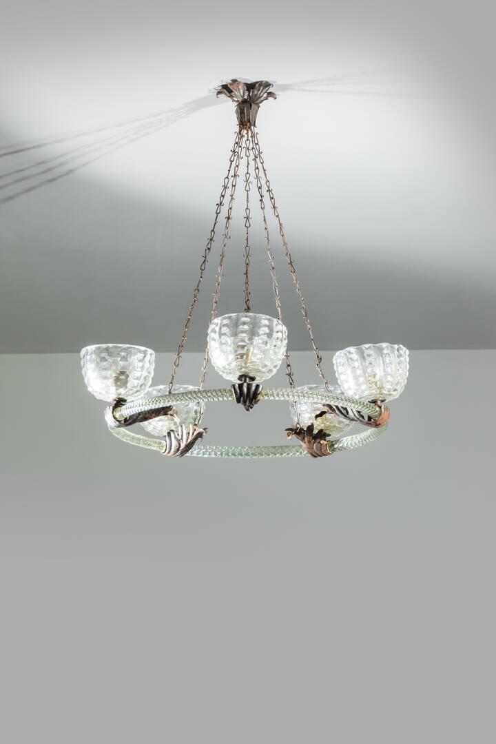 BAROVIER & TOSO: BAROVIER & TOSO Lampadario con struttura in vetro lavorato a torchon, metallo e diffusori in vetro cordonato. Anni '50 diam cm 75x85