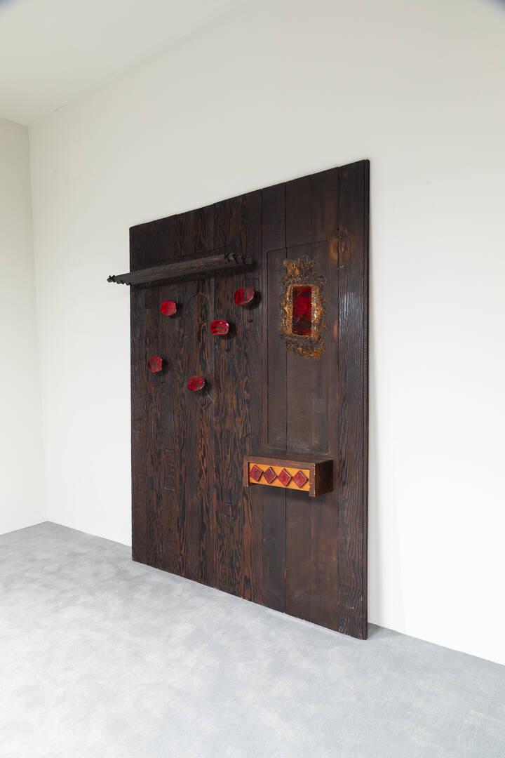 VICTOR CERRATO: VICTOR CERRATO Cunico d'Asti (AT) 1917 - 2008 Torino Coat hanger Structure in wood, details in painted ceramic and metal. From the 1970s cm 215,5x164x25 Defects