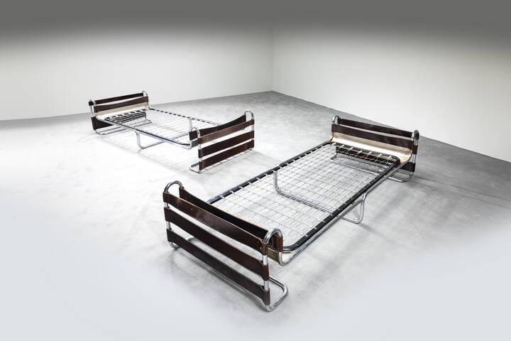 MARCEL BREUER: MARCEL BREUER Pair of daybeds Structure in steel, details in pony skin. From the 1970s cm 51x228x86 Defects