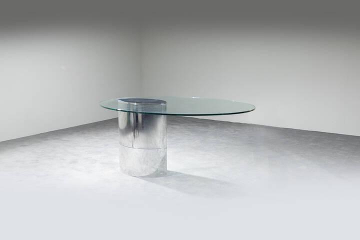 CINI BOERI: CINI BOERI Table mod. Lunario Eccentric base pressed in steel, top in cut glass. Made by Gavina for Knoll, from the 1970s cm 71x150x110 Small chip