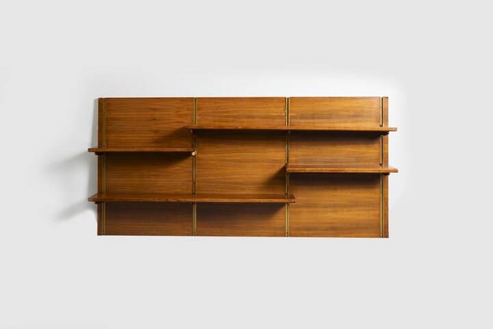 PRODUZIONE ITALIANA: PRODUZIONE ITALIANA Bookcase Bookcase with wooden shelves and brass details. From the 1950s cm 240x117x24,5