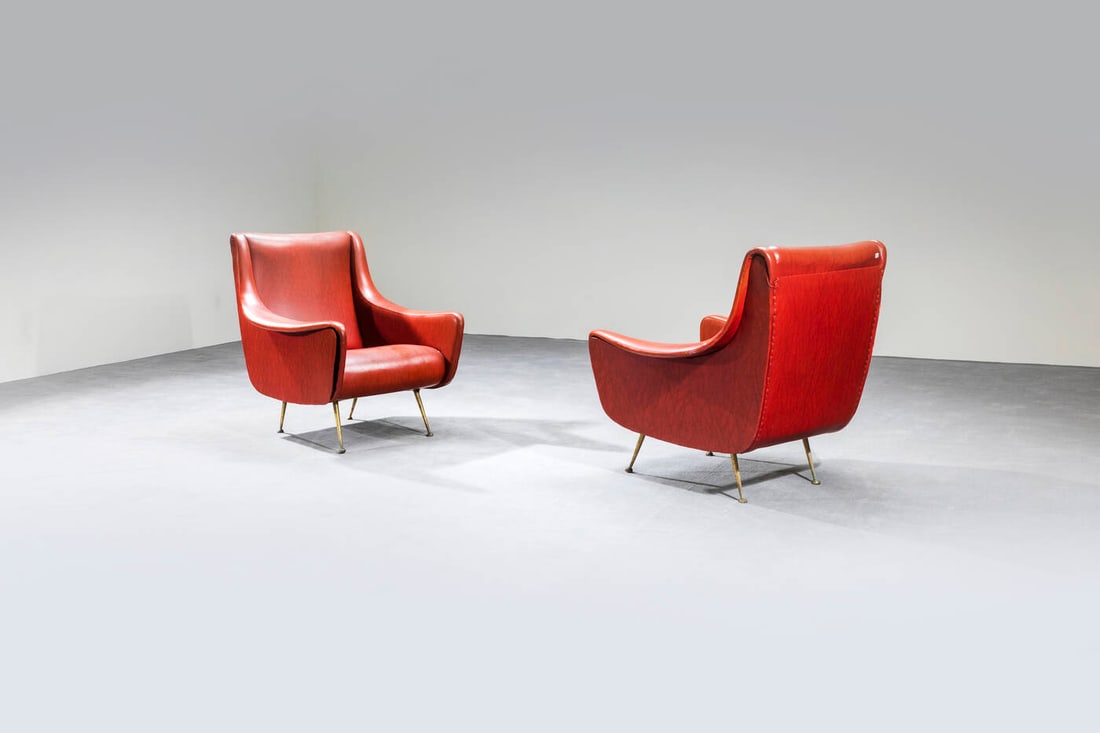 PRODUZIONE ITALIANA: Coppia di poltrone con imbottitura rivestita in vinilpelle, gambe in ottone. Anni 50 cm 83x77x78
