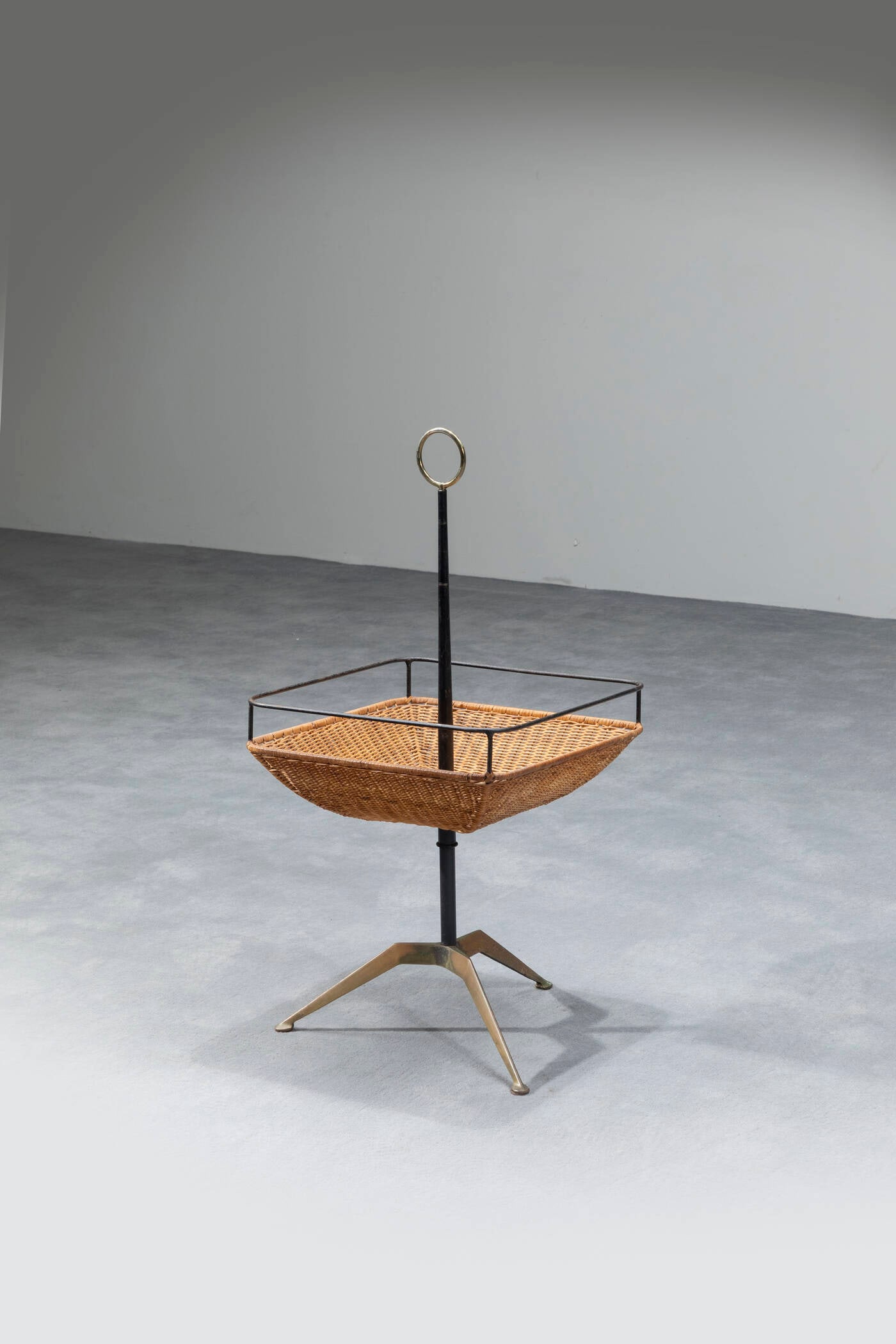 PRODUZIONE ITALIANA: PRODUZIONE ITALIANA Portariviste Struttura in metallo verniciato, ottone e vimini. Anni 50 cm 80x40x40 Difetti