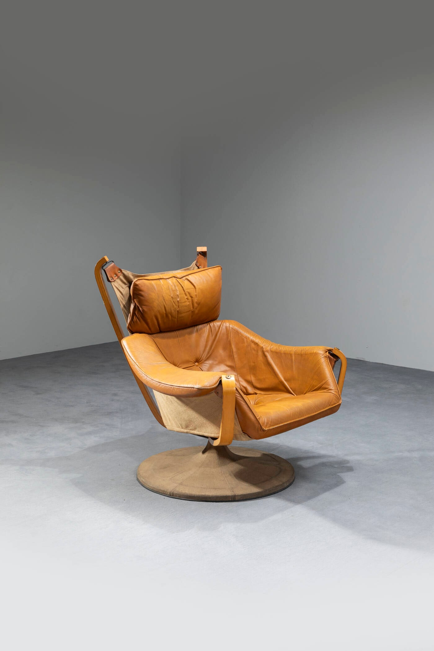 SIGURD RESSELL: SIGURD RESSELL Poltrona mod. Falcon Legno, imbottitura rivestita in pelle. Anni 70 cm 98x98x90 Difetti