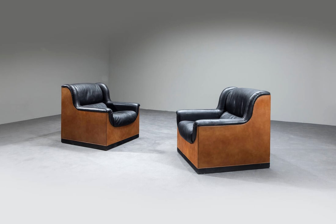 FRANCO BETTONICA: Coppia di poltrone con struttura in legno rivestita in pelle, imbottitura rivestita in pelle. Etichetta del produttore Anni 70 cm 80x75x80 Difetti