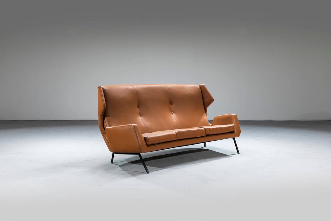 PRODUZIONE ITALIANA: PRODUZIONE ITALIANA Divano a tre posti Struttura in metallo laccato e imbottitura rivestita in pelle. Anni '60 cm 93x194x85 Difetti