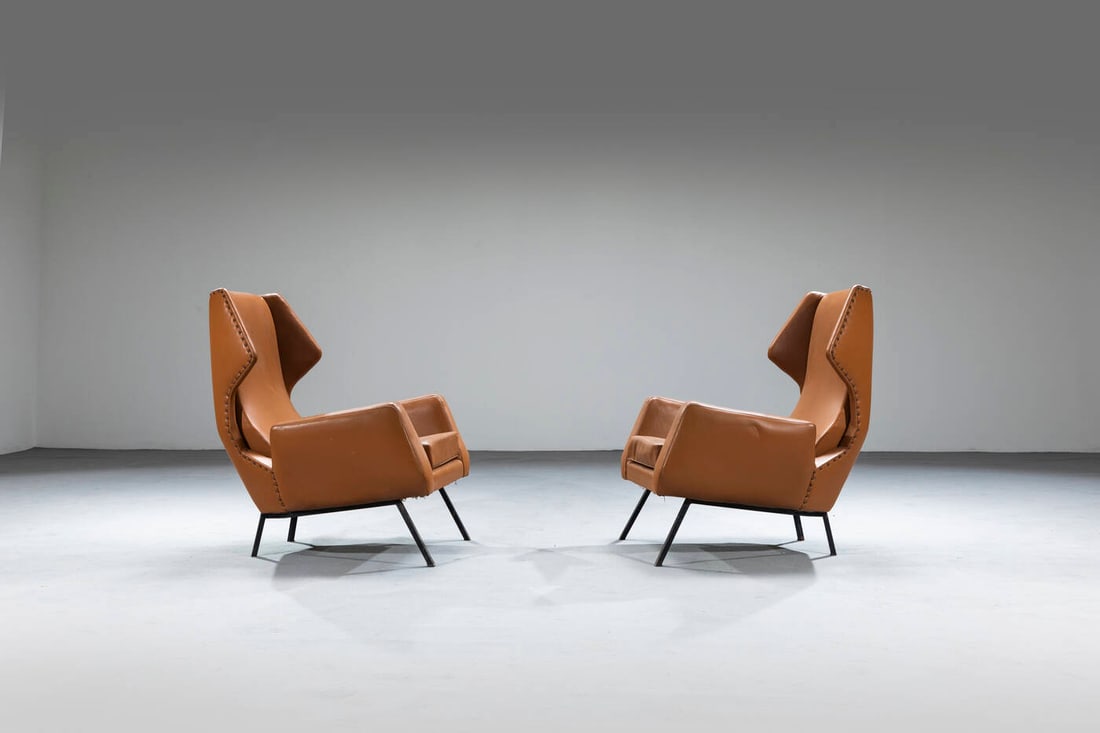 PRODUZIONE ITALIANA: PRODUZIONE ITALIANA Coppia di poltrone Struttura in metallo laccato e imbottitura rivestita in pelle. Anni '60 cm 93x72x75 Difetti