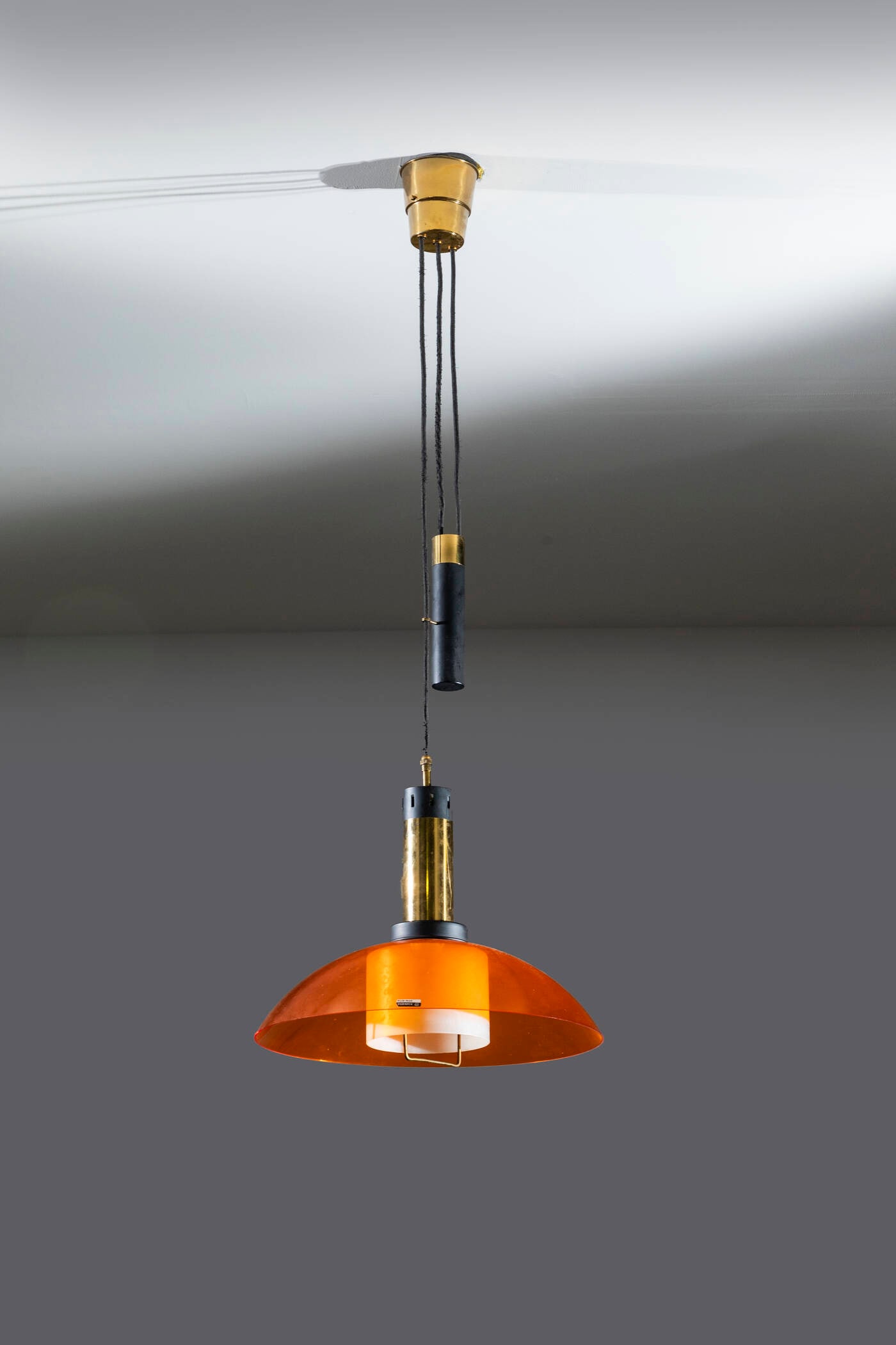 STILUX: STILUXLampada a sospensione mod. SaliscendiStruttura in ottone, metallo verniciato, diffusore in plexiglass e vetro. Anni '70h cm 110x40x40