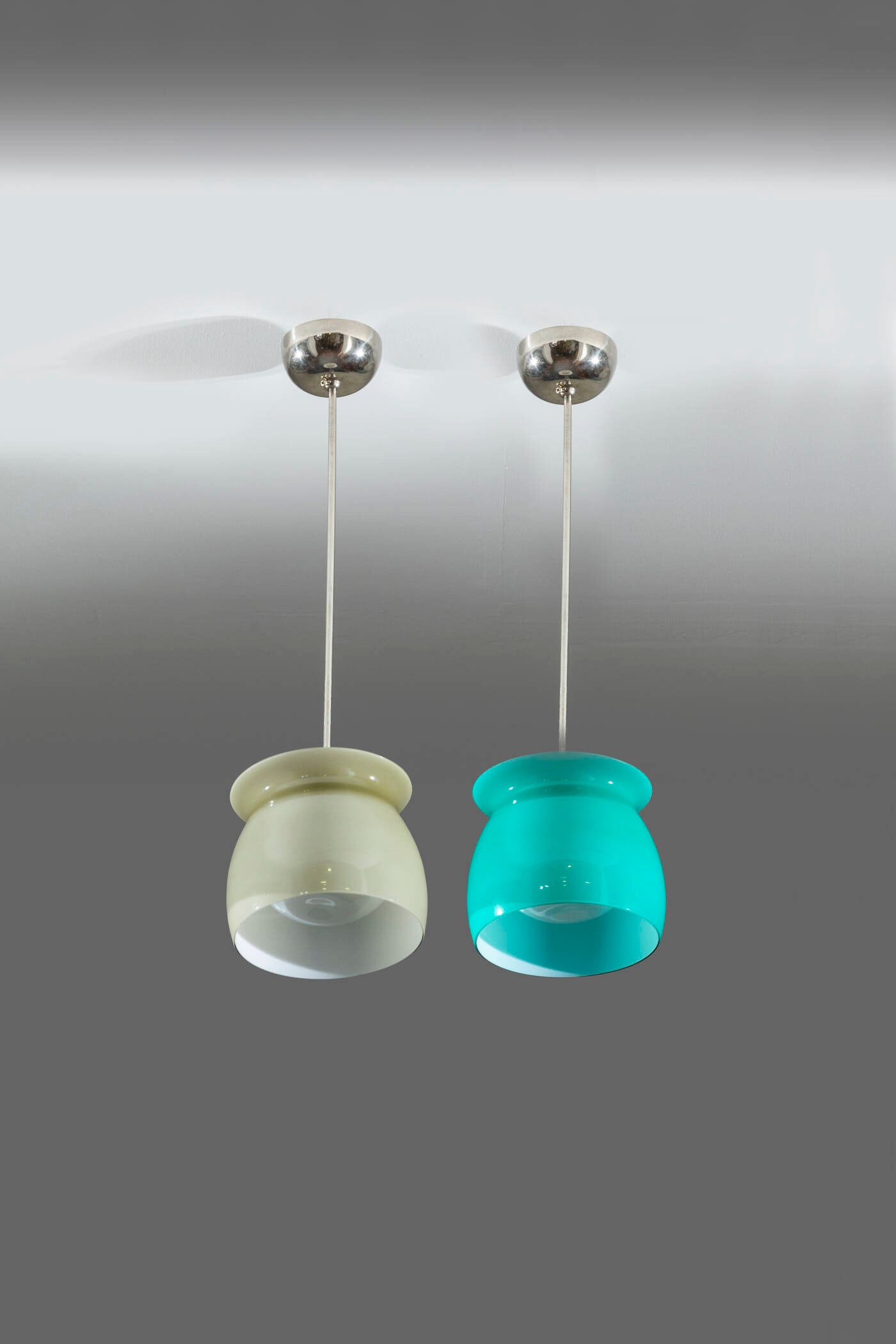 FRANCO ALBINI: FRANCO ALBINICoppia di lampade a sospensioneStruttura in metallo e paralume in vetro.Prod. Venini, 1955h cm 66x18
