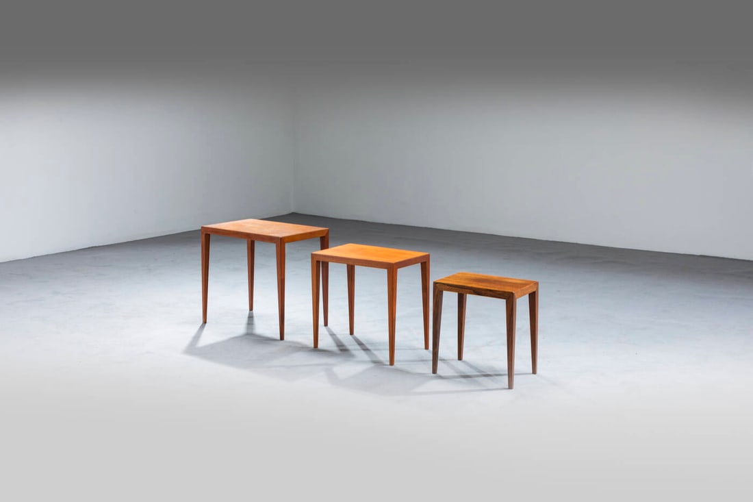 HANSEN SEVERIN: HANSEN SEVERINSet di tre tavoliniStruttura in legno. Prod. Haslev Mobelsnedkeri, anni '60cm 52x57x36,5cm 46,5x47x31,5cm 40,5x37,5x26