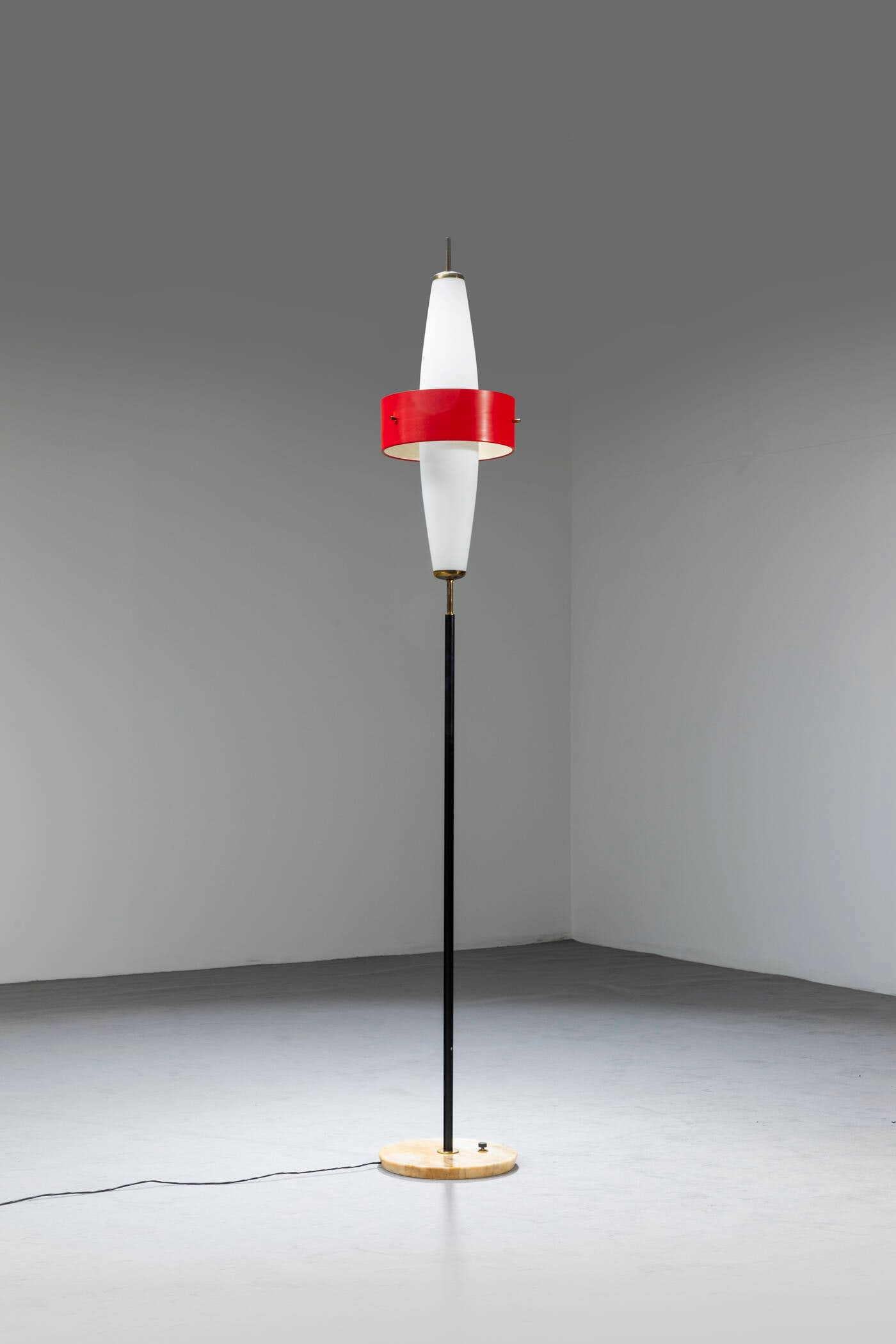 ANGELO BROTTO: ANGELO BROTTOLampada da terraMetallo verniciato, ottone, alluminio verniciato, vetro opalino, base in marmo.Prod. Esperia, anni '50h cm 212x30Piccoli difetti