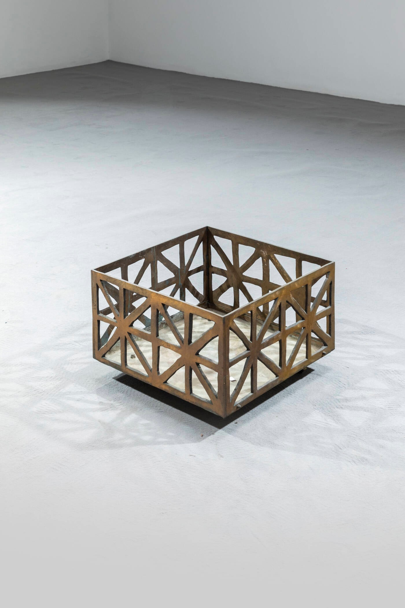 LORENZO BURCHIELLARO: LORENZO BURCHIELLAROPortavasiFusione di ottone con base in lastra di ottone di forte spessore.Anni '80cm 30x46,5x46,5