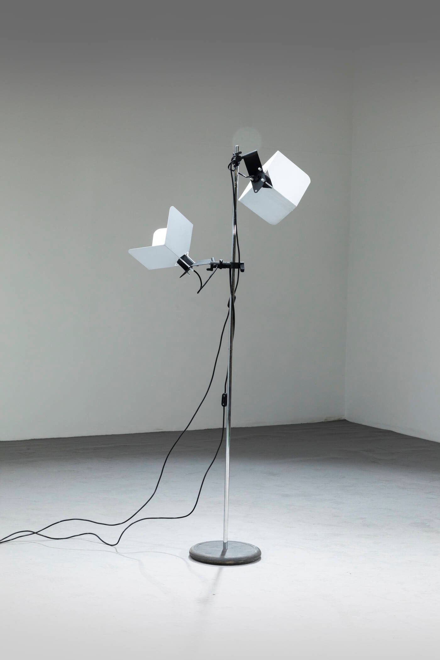 JOE COLOMBO: JOE COLOMBOLampada da terra mod. TriedroMetallo cromato e metallo verniciato.Etichetta del produttore Prod. Stilnovo, anni '70h cm 162x93Piccoli difetti