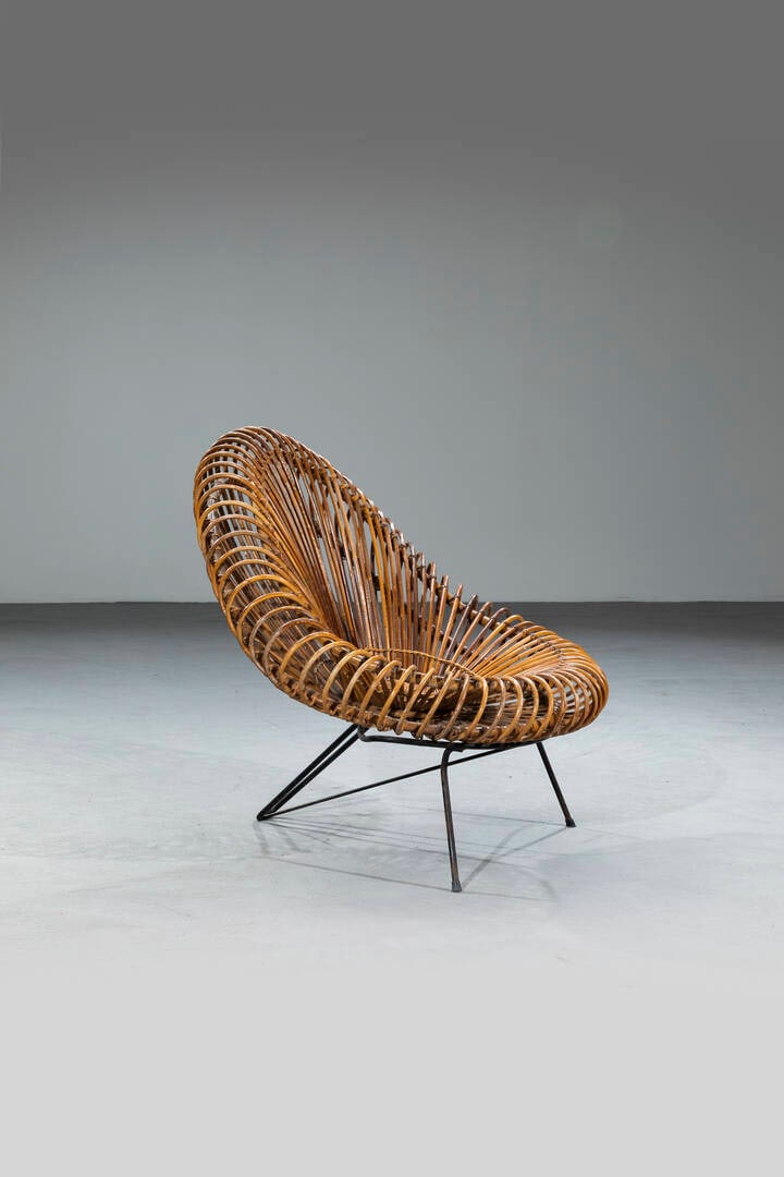 JANINE ABRAHAM: JANINE ABRAHAM Poltroncina Struttura in metallo verniciato e rattan. Prod. Edition Rougier, anni '50 cm 88x88x88 Piccoli difetti