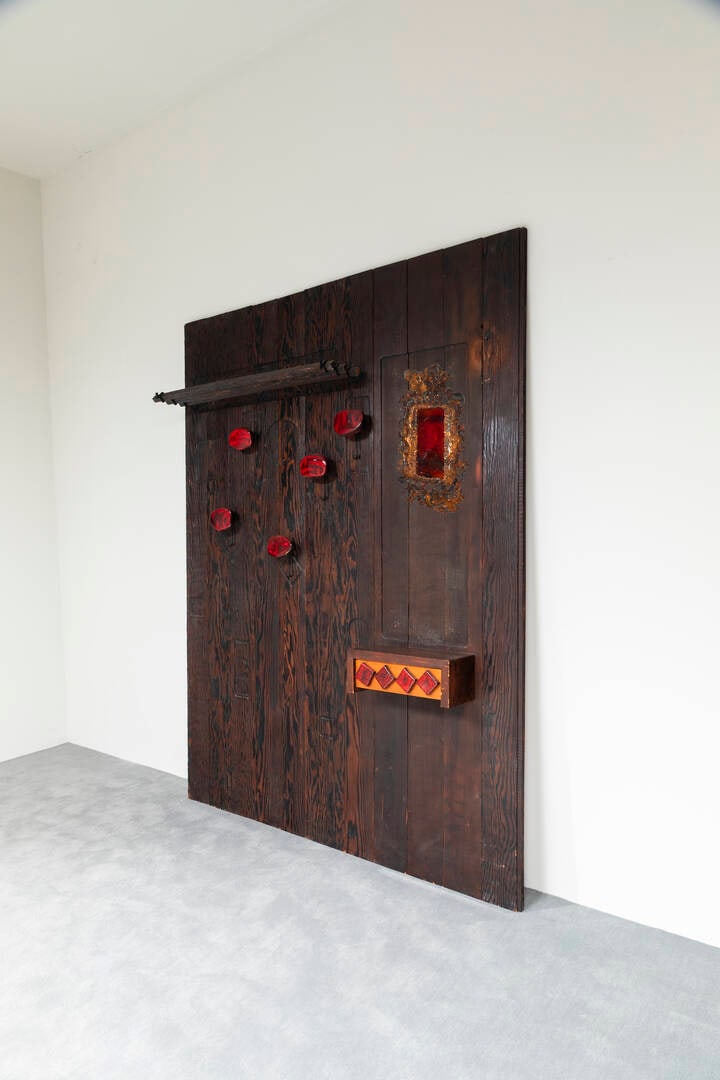 VICTOR CERRATO: VICTOR CERRATO Cunico d'Asti (AT) 1917 - 2008 Torino Coat hanger Structure in wood, details in painted ceramic and metal. From the 1970s cm 215,5x164x25 Defects