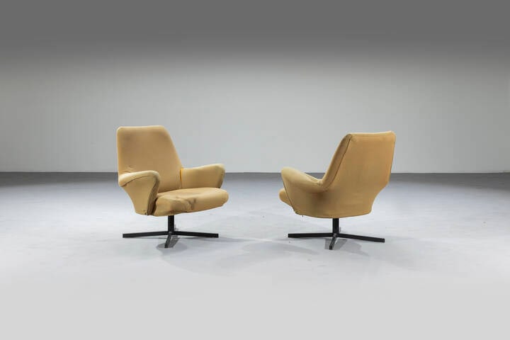 GIANNI MOSCATELLI: GIANNI MOSCATELLI Coppia di poltrone Struttura in metallo verniciato, imbottitura rivestita in tessuto. Prod. Formanova, anni '60 cm 83x82x80 Difetti