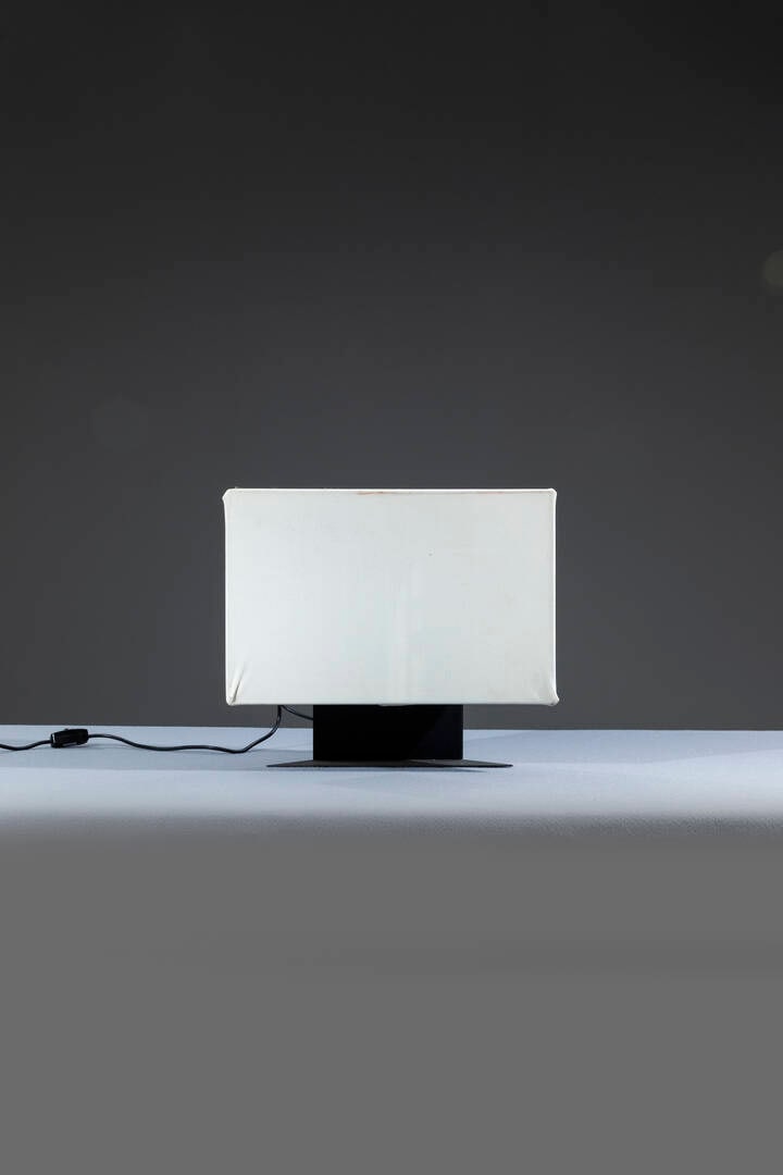 CINI BOERI: CINI BOERI Lampada da tavolo mod. Accademia Struttura in metallo verniciato, diffusore in tessuto. Prod. Artemide, anni '70 h cm 40x46x24,5