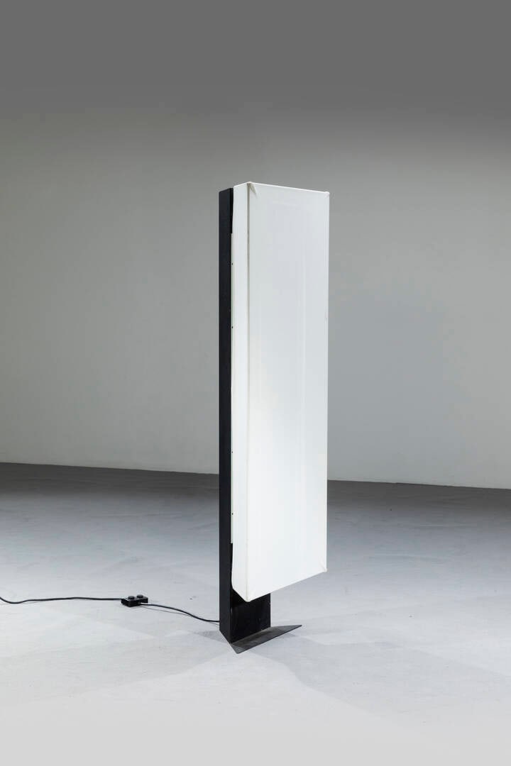 CINI BOERI: CINI BOERI Lampada da terra mod. Accademia Metallo verniciato, tessuto. Prod. Artemide, anni '70 h cm 161x56x30 Bibl.: Giuliana Gramigna, "Repertorio del Design Italiano1950-2000 per l'arredamento dom