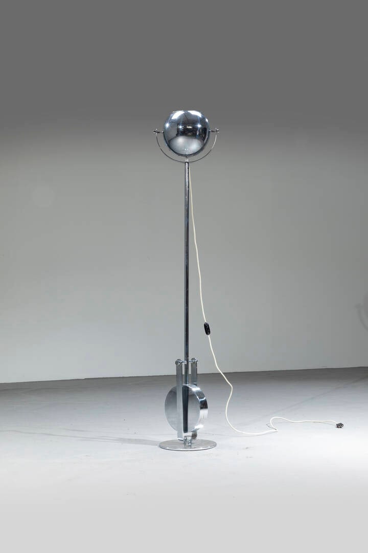 PRODUZIONE ITALIANA: PRODUZIONE ITALIANA Lampada da terra Struttura in acciaio basculante. Anni '70 h cm 155x26