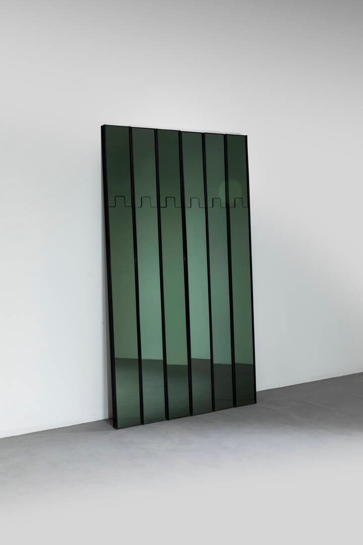 LUCIANO BERTONCINI: LUCIANO BERTONCINI Sei appendiabiti mod. Gronda Elementi modulari rivestiti da specchi fum, gancio a scomparsa. Prod. Elco, anni '70 singolo modulo cm 201x19,5x6 Difetti