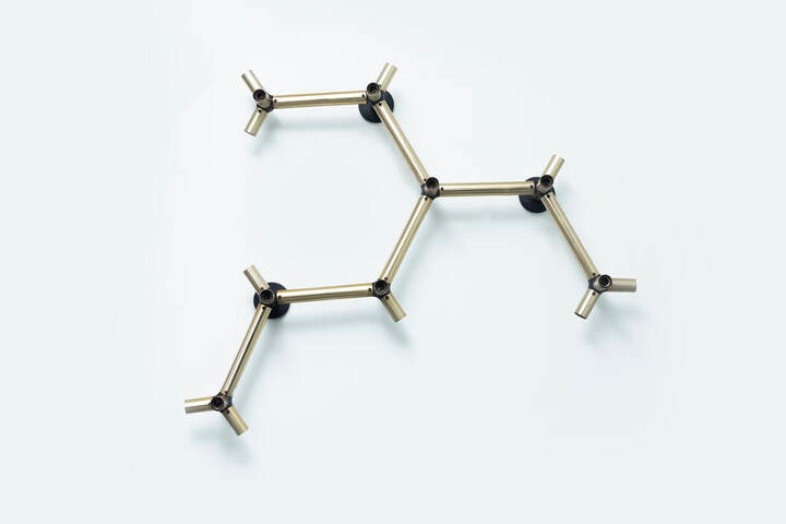 ROBERT HAUSSMANN: ROBERT HAUSSMANN Lampada a soffitto o a muro Sistema modulare composto da tubi in ottone terminanti con luci. Prod. Swiss Lamp anni '60 cm 24x96x140