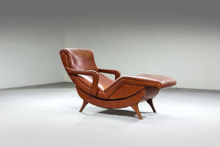 GRAVATI TORINO: GRAVATI TORINOPoltrona reclinabile mod. RelaxStruttura in legno, imbottitura rivestita in pelle e gambe in legno. Anni '50cm 90x65x150