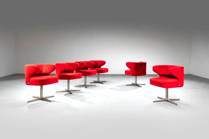 GIULIO MOSCATELLI: GIULIO MOSCATELLISei poltroncine girevoliImbottitura in espanso, rivestimento in tessuto, base in metallo cromato.Prod. Formanova, anni '60cm 70x55x55Difetti