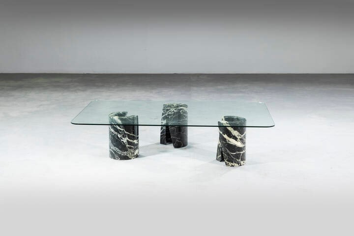 CASIGLIANI: CASIGLIANITavolinoBasi in marmo e piano in vetro. Anni '70cm 31x140x80