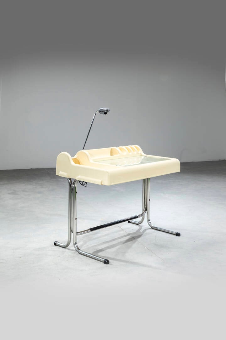 VITTORIO PARIGI, NANNI PRINA: VITTORIO PARIGI, NANNI PRINAScrivania mod. OrixAbs, metallo cromato.Prod. Molteni, anni '70cm 82x100x63Bibl.: Domus, n. 504, novembre 1971, pag. 122Difetti