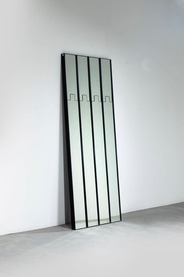 LUCIANO BERTONCINI: LUCIANO BERTONCINIQuattro appendiabiti mod. GrondaElementi modulari rivestiti da specchi, gancio a scomparsa.Prod. Elco, anni '70singolo modulo cm 201x19,5x6Difetti