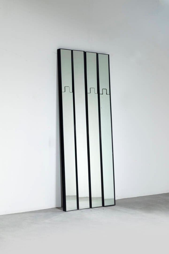 LUCIANO BERTONCINI: LUCIANO BERTONCINIQuattro appendiabiti mod. GrondaElementi modulari rivestiti da specchi, gancio a scomparsa.Un modulo solo specchiatoProd. Elco, anni '70singolo modulo cm 201x19,5x6Difetti