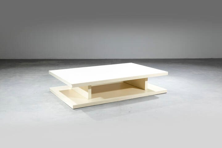 TITO AGNOLI: TITO AGNOLIGrande tavolo basso della serie FiorenzaLegno laccato.Prod. Molteni & C., anni '70Progetto del 1968, in produzione dal '70 all'80cm 36,5x170x110Difetti